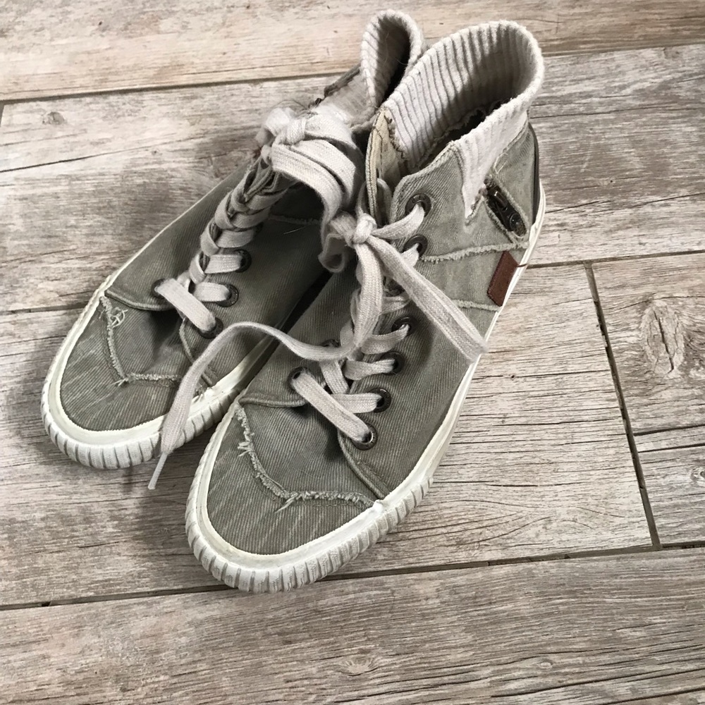 Adorable lace up casual high tops.